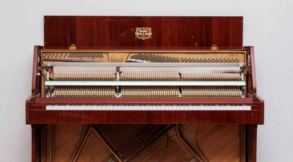 Piano droit ouvert montrant le mécanisme interne
