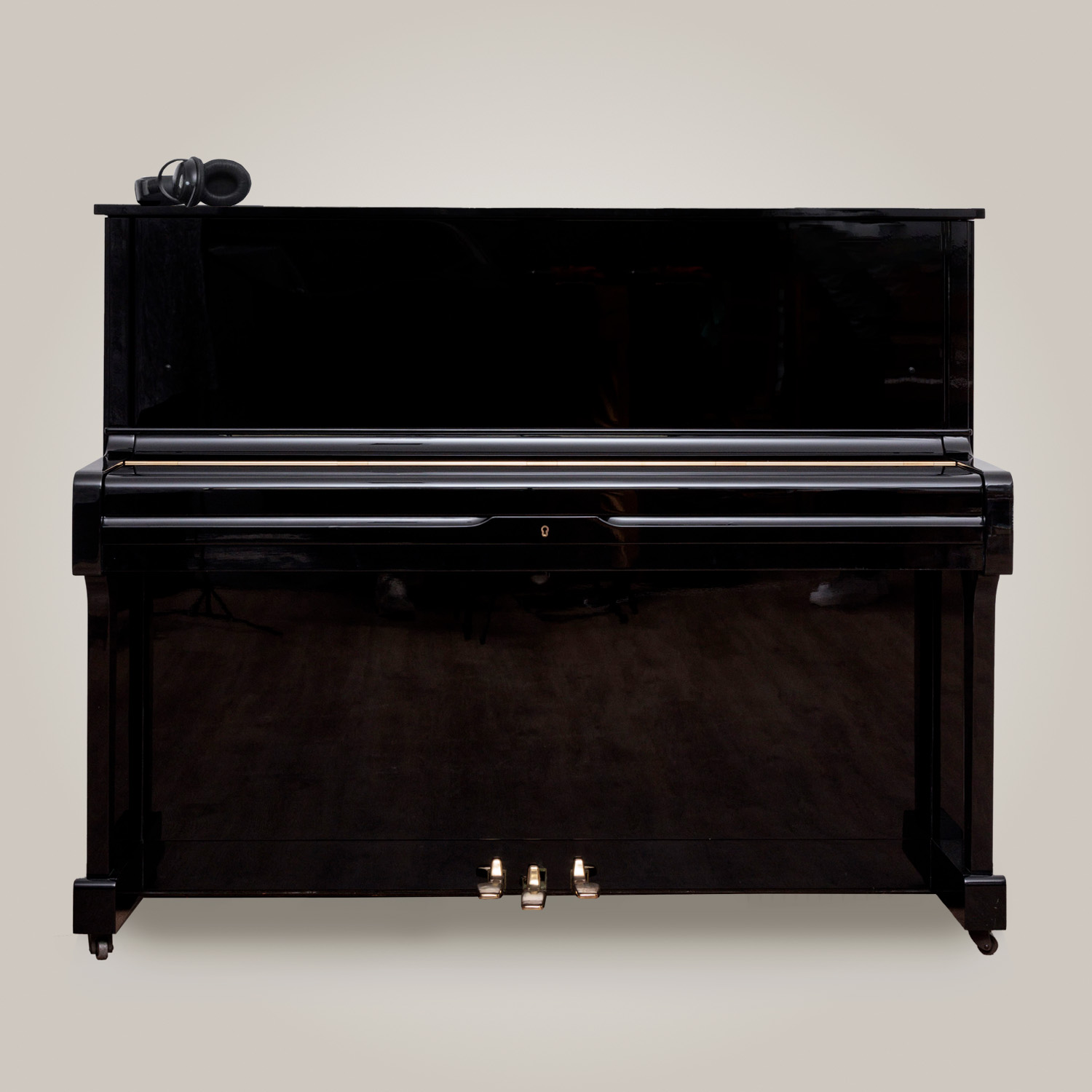 Yamaha-clavier-fermé-casque-DPpianos Yamaha U1 LOA de face clavier fermé, casque