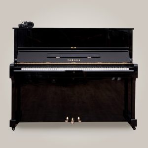 Yamaha-face-casque-DPpianos Yamaha U1 numérique de face avec casque de chez DP pianos LOA