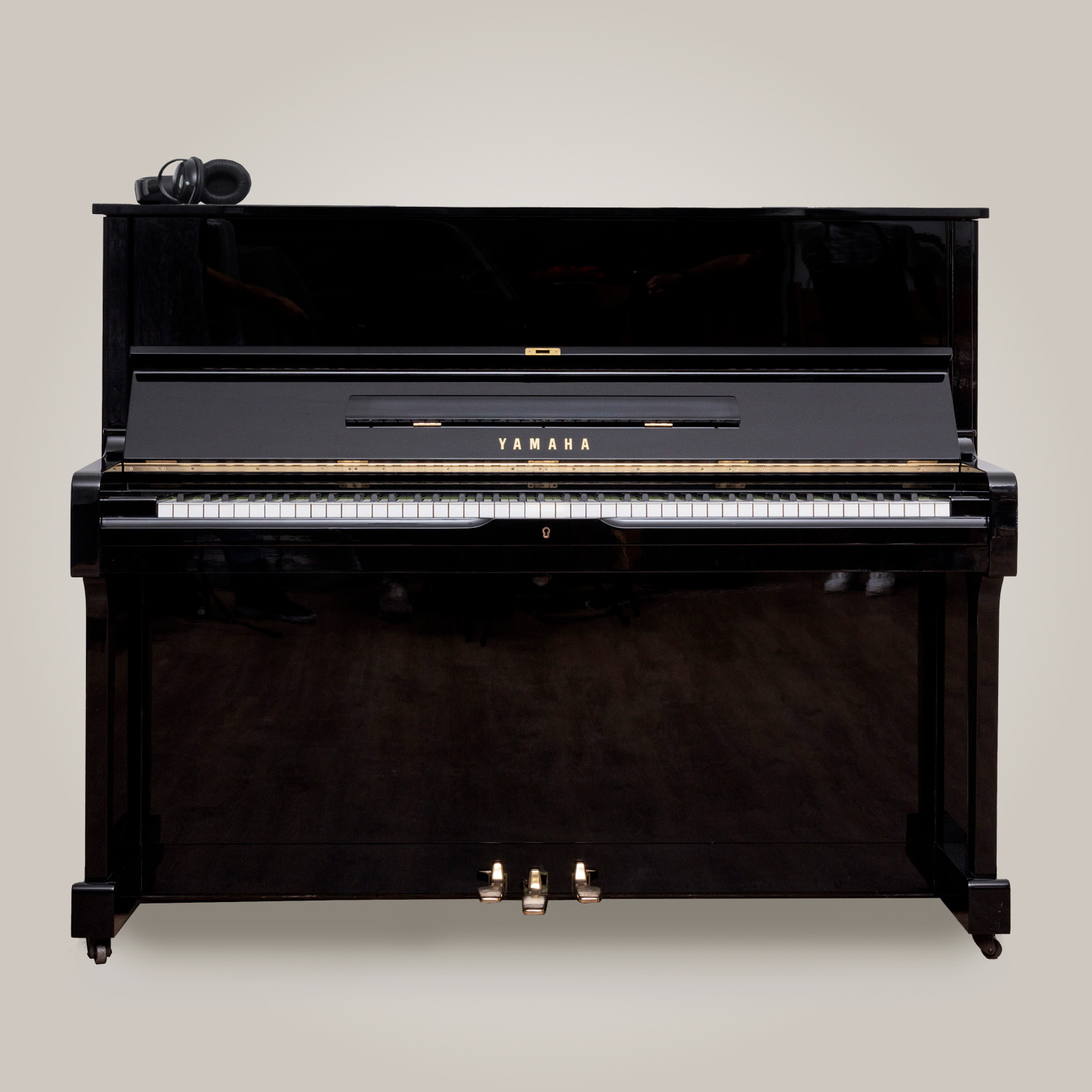 Yamaha-face-casque-DPpianos Yamaha U1 numérique de face avec casque de chez DP pianos LOA