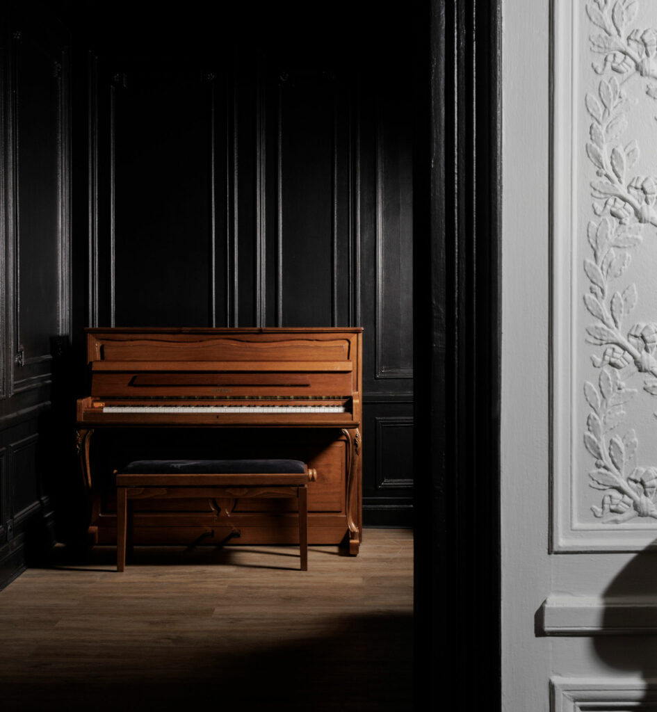Piano droit en bois dans un intérieur classique