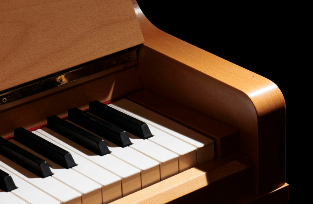 Touches d'un piano en bois clair