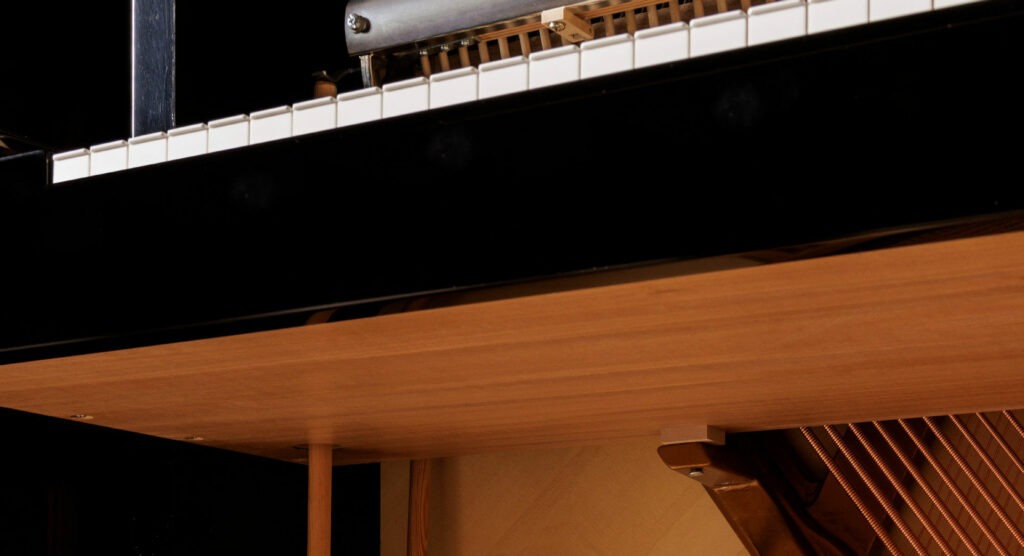 Vue intérieure des touches et du mécanisme d'un piano