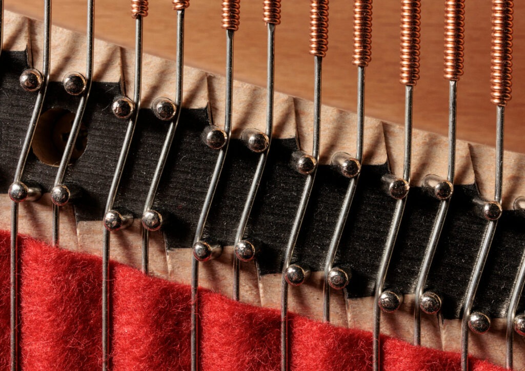 Cordes basses d'un piano, chevalet et feutres