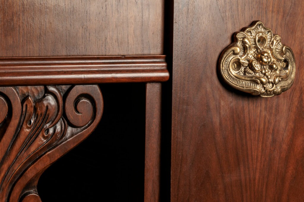 Détail d'un piano ancien en bois foncé