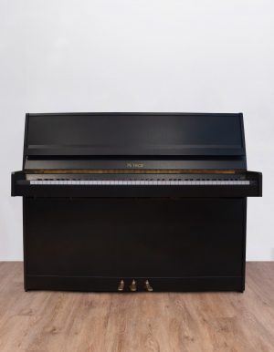 Petrof 118 frêne noir satiné-face Petrof 118 Modern