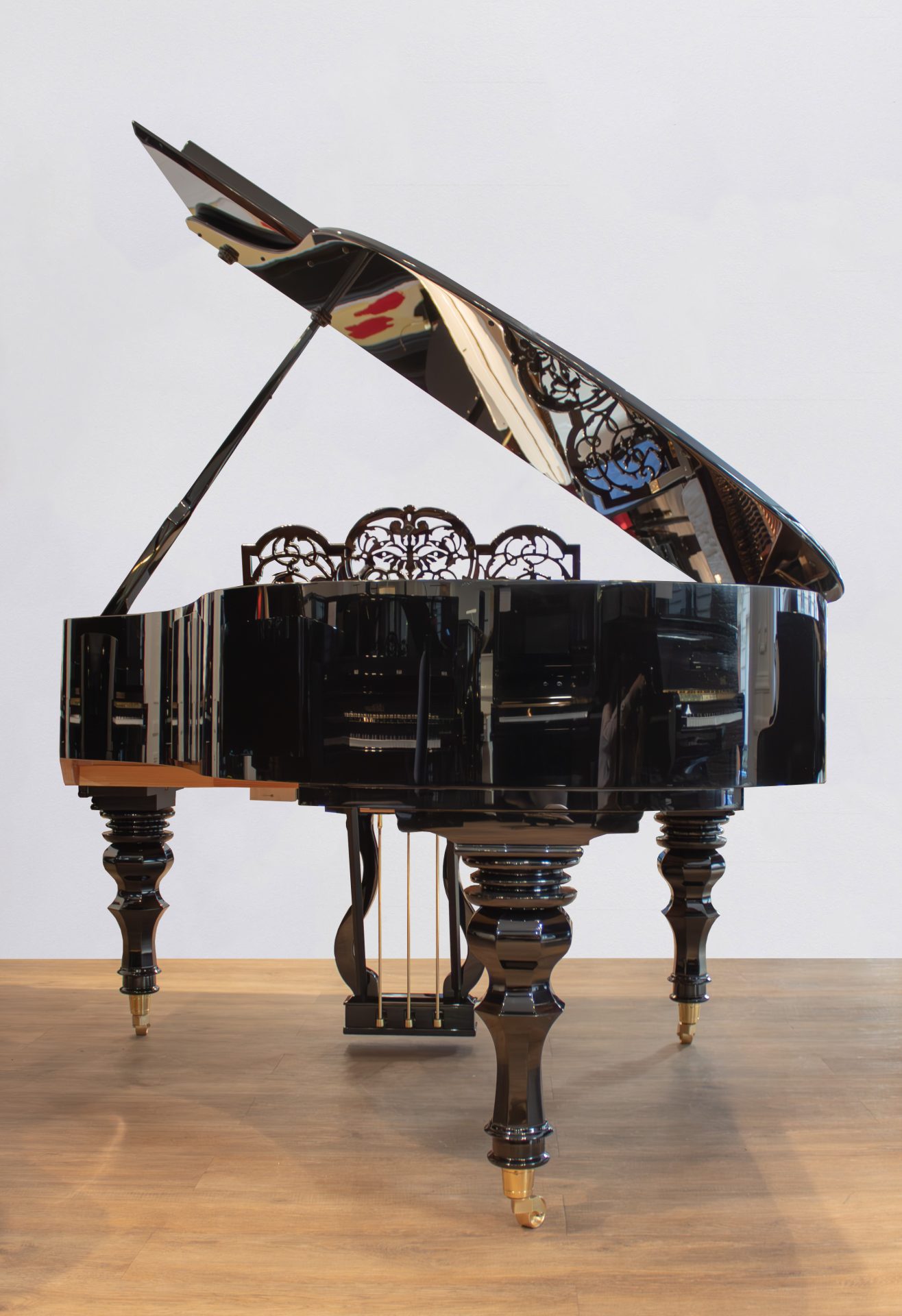 piano bluthner model 10 vu de dos, meuble noir brillant